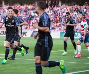 James Rodriguez durante la celebración de uno de los dos goles que le anotó al Granada (Foto: AP)
