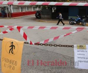 Algunas colonias han prohibido el ingreso por puntos alternativos y solo mantienen las calles principales para poder desinfectar a cualquier persona que ingrese a la zona. Foto: Johny Magallanes / EL HERALDO.