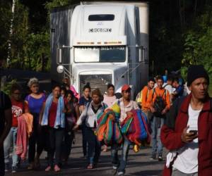 Los migrantes hondureños que se dirigen a los Estados Unidos con una segunda caravana caminan al llegar a las aduanas de Agua Caliente, en Honduras.