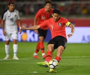 South Korea's Son Jeung-min (R) kicks a penalty shot against Costa Rica during their friendly football match in Goyang, north of Seoul, on September 7, 2018. / AFP PHOTO / Jung Yeon-je