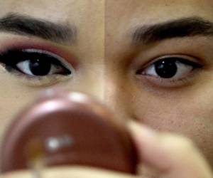 Este joven vive su propio cuento de hadas, de ser un fanático del maquillaje pasó a vivir de esto 'un cambio 360'. Fotos: Alex Pérez/EL HERALDO.