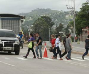 El cruce de personas en varios sectores de la ciudad representa un peligro inminente ante la falta de puentes peatonales. Foto: Alejandro Amador/El Heraldo.