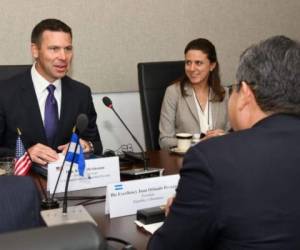 McAleenan durante la reunión con el presidente de Honduras.