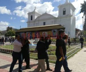 El féretro de la joven estudiante de Medicina fue cargado en hombros, mientras en un costado se aprecian algunas imágenes de personajes animados que seguranmente eran de su preferencia. (Foto: Juan Flores/ El Heraldo Honduras)