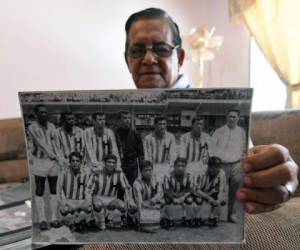 El abogado hondureño Marco Antonio 'Tonin' Mendoza, ex capitán del equipo de fútbol hondureño de 1969, muestra fotografías en su casa de Tegucigalpa, el 22 de junio de 2019. 2019 conmemora el 50 aniversario de la llamada 'guerra de fútbol' de 1969 entre El Salvador y Honduras. Foto: Agencia AFP.