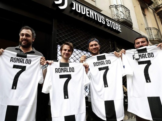 Los seguidores de la Juventus muestran las camisetas oficiales de Juventus de Cristiano Ronaldo frente a la Juventus. Foto: Agencia AFP.