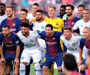 Los jugadores del Chapecoense posaron junto a los cracks del Barcelona. Foto: Agencia AFP / El Heraldo.