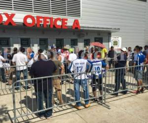 Los aficionados comienzan a llegar al Red Bull Arena de Nueva Jersey, Estados Unidos. (Foto: Ronal Aceituno / Grupo Opsa)