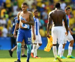 Neymar Santos con la camisa de Honduras durante los Juegos Olímpicos de 2016, tras intercambiarla con Johnny Palacios.