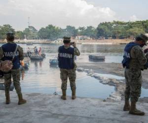 Fotografía de archivo que muestra a soldados mexicanos resguardando el paso en la frontera con Guatemala. Foto: AFP