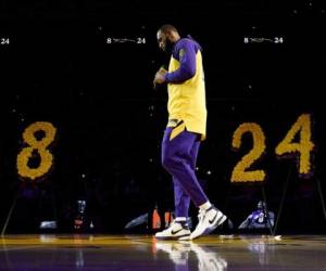 LeBron James durante un homenaje a Kobe Bryant previo al juego de la NBA contra los Trail Blazers de Portland, el viernes 31 de enero de 2020 en Los Ángeles.