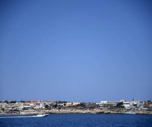 Esta imagen muestra una vista general de la isla Pelagie de Lampedusa, en el sur de Italia, al sur de Sicilia, el 5 de agosto de 2022.