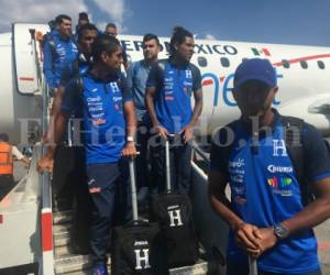 Los seleccionados de Honduras baja del avión que los llevó hasta México. Foto: Grupo Opsa.
