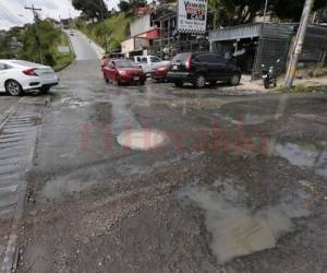 La salud de los habitantes está en peligro por el derrame de aguas negras en la calle. Foto: EL HERALDO