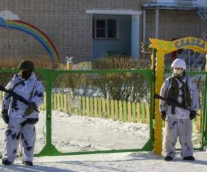 La escuela permanece resguardada por las autoridades. La seguridad en las escuelas es un tema sensible en Rusia desde la toma de rehenes llevada a cabo por un comando prochecheno en 2004 en un centro de Beslan, en el Cáucaso, que dejó 331 muertos de los cuales 186 eran niños. Foto: AP