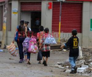 Local residents evacuate their home in La Lima, Cortes, Honduras, on November 16, 2020 as Hurricane Iota -- upgraded to Category 5 -- moves over the Caribbean towards the Nicaragua-Honduras border. - Hurricane Iota strengthened into a 'catastrophic' Category 5 hurricane and was set to slam into Central America late Monday, threatening areas devastated by a powerful storm just two weeks ago, the US National Hurricane Center (NHC) warned. (Photo by Wendell ESCOTO / AFP)