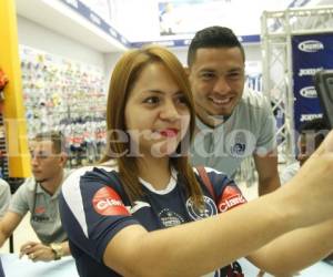 La afición dijo presente la firma de autógrafos de su amado Motagua, un día antes del juego de ida de la final ante Honduras de El Progreso. Foto: Neptalí Romero / Grupo OPSA.