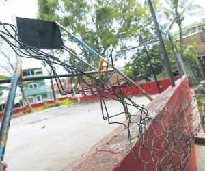 Esta cancha ubicada en la colonia Hato de Enmedio se encuentra deteriorada. (Fotos: Marvin Salgado / EL HERALDO)