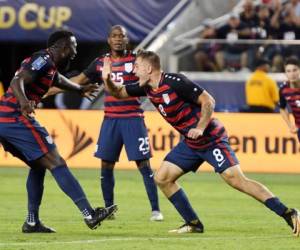 Los jugadores de Estados Unidos celebran el segundo gol que les dio el campeonato (Foto: Agencia AFP)