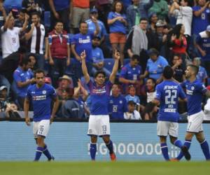 Cruz Azul's forward Angel Mena (C) celebrates with teammates after scoring against Pachuca during their Mexican Clausura football tournament match at the Azul stadium in Mexico City on March 10, 2018. / AFP PHOTO / Yuri CORTEZ