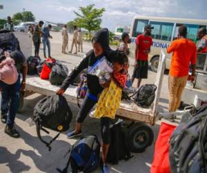 Haitianos que fueron deportados desde Estados Unidos llegan el domingo 19 de septiembre de 2021 al Aeropuerto Internacional Toussaint Louverture de Puerto Príncipe, Haití. (AP Foto/Joseph Odelyn).