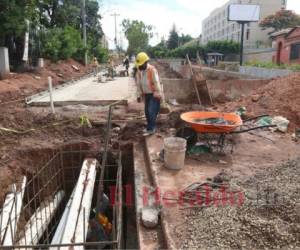 En las obras que se ejecutan en la capital se trabaja con personal limitado y bajo medidas de bioseguridad.