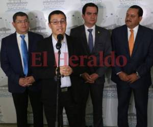 El secretario de la presidencia, Ebal Díaz, junto a representantes del Partido Nacional.