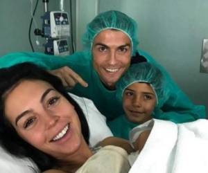 Cristiano Ronaldo recibiendo a su cuarto hijo, junto a Georgina Rodríguez y su primogénito.