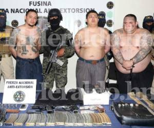 'Boxer Hiuber' (a la derecha), cuyo nombre original es Ricky Alexander Zelaya Camacho, fue detenido en la colonia Tiloarque de la capital de Honduras mientras en un operativo simultáneo en la colonia América se capturaba a otros integrantes de la misma pandilla, sumando en total 13 detenidos.