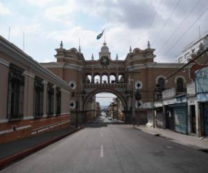 Imagen de una calle vacía en el centro histórico de la ciudad de Guatemala, tomada durante el primer bloqueo nacional de dos días impuesto por el gobierno para contener la propagación del nuevo coronavirus, COVID-19. Foto: Agencia AFP.