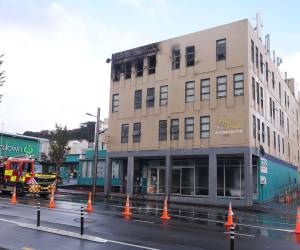 Columnas de humo negro se desprendían del edificio de cuatro plantas mientras 80 bomberos y 20 camiones trataban de apagar las llamas.
