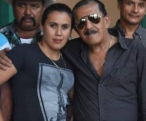 Brenda Griselda Vásquez (32) junto a su esposo Francisco López (81).