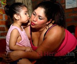 Una hondureña, madre de cuatro hijos, besa a una de sus pequeñas. Foto: Johny Magallanes/ EL HERALDO