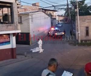 El hombre fue atacado en horas de la mañana de este martes en medio de una calle. Fotos: Estalin Irías/ El Heraldo.