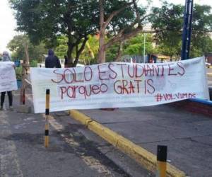 Los estudiantes se tomaron este jueves parte del edificio administrativo de la UNAH.