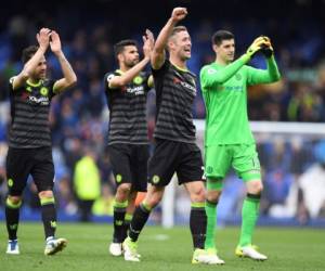 Los jugadores del Chelsea levantan las manos y saludan a sus aficionados tras el triufo ante el Everton (Foto: Agencia AFP)