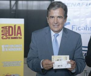 Jorge Luis Pinto, técnico de la Selección de Honduras, posa con los boletos de los juegos de noviembre (Foto: Juan Salgado)