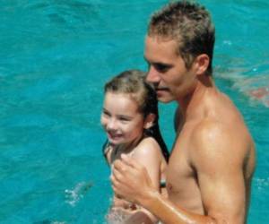 Meadow y su padre Paul Walker en la piscina. Foto Instagram @meadowwalker