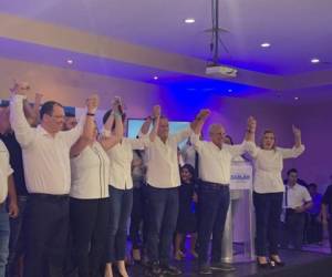 Roberto Zablah fue acompañados por varios líderes del Partido Nacional en San Pedro Sula.