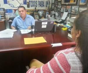 Samantha se entrevista con Francisco Portillo, quien esta semana ha recibido muchas visitas de compatriotas que solicitan información sobre las posibles acciones del nuevo gobierno.