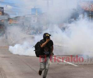 Enfrente de Toncontín hubo enfrentamientos entre manifestantes y autoridades. Foto David Romero| EL HERALDO