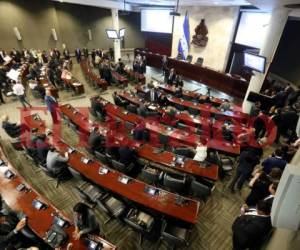 Cada congresista propietario pasó a ganar 90,892.42 lempiras, recibiendo un plus en su remuneración de 35,892.42 lempiras.