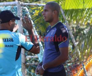 El jugador Eddie Hernández hablando con Ninrod Medina tras ser sacado del campo por Diego Vazquez. (Fotos: Ronal Aceituno / Grupo Opsa)