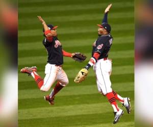 Francisco Lindor y Rajai Davis celebran el primer triunfo de la Serie Mundial (Foto: Agencia AFP)