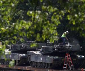 Un trabajador lava uno de los tanques militares que el presidente Donald Trump pidió exhibir este cuatro de julio en conmemoración a las fiestas patrias de Estados Unidos. Foto AFP