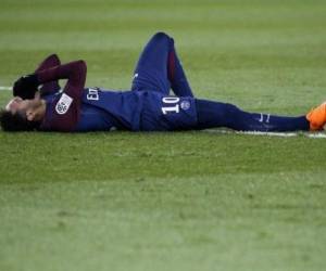 En las imágenes se observan como el jugador quedó tenddo en el suelo después de la lesión. Foto: Agencia AFP