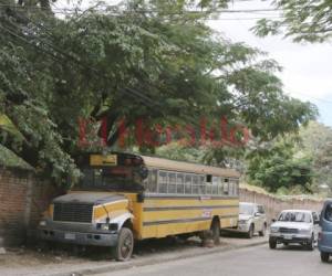 La vieja unidad de transporte está estacionada sobre la acera y obstaculiza el tránsito de los viandantes del sector.