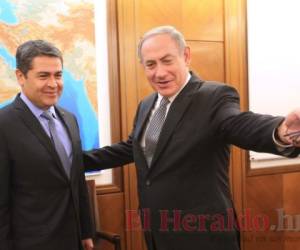 Juan Orlando Hernández y Benjamín Netanyahu durante la firma de un convenioentre los gobiernos de Honduras e Israel.