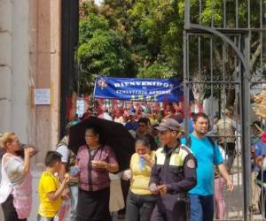 Los capitalinos llegaron al Cementerio General de Tegucigalpa desde tempranas horas para coronar a sus difuntos. Fotos: EL HERALDO