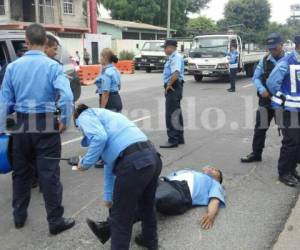 Un policía motorizado resultó herido este miércoles tras ser embestido por un automóvil en el bulevar Fuerzas Armadas de la capital. Foto: Estalin Irías / EL HERALDO.